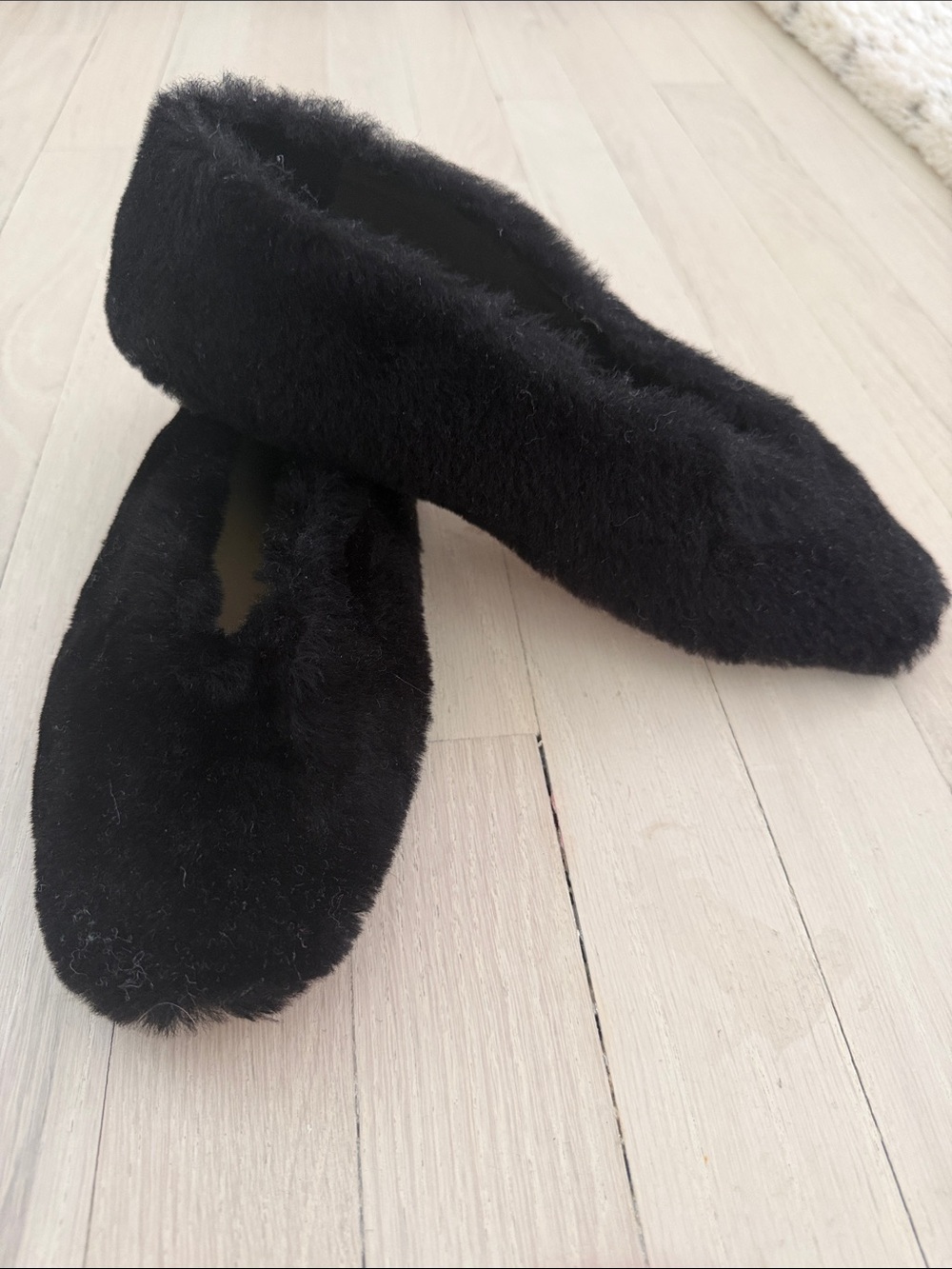Le Monde Beryl Luna Black Faux-Fur Women’s Slip-On Slippers- worn once
